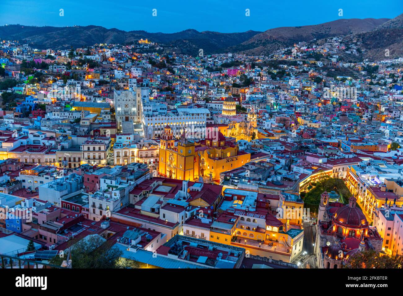 view-over-the-unesco-world-heritage-site-at-night-guanajuato-mexico