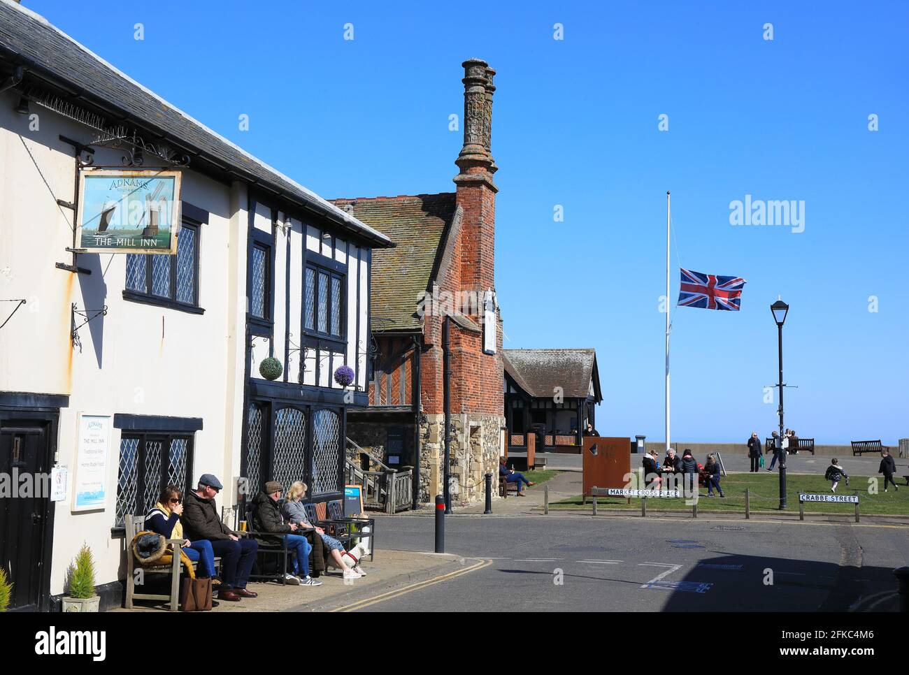 The Adnams Mill Inn by the 16th century timber framed Moot Hall, housing the Aldeburgh Museum, on Market Cross Place, in Suffolk, East Anglia, UK Stock Photo