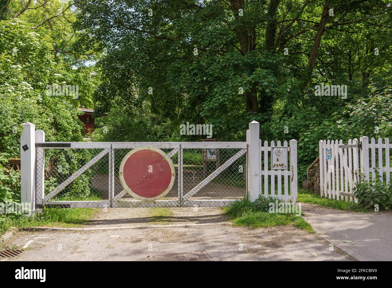 Railway Crossing Gate Uk High Resolution Stock Photography And Images Alamy Railway Crossing Gate Uk High Resolution Stock Photography And Images Alamy