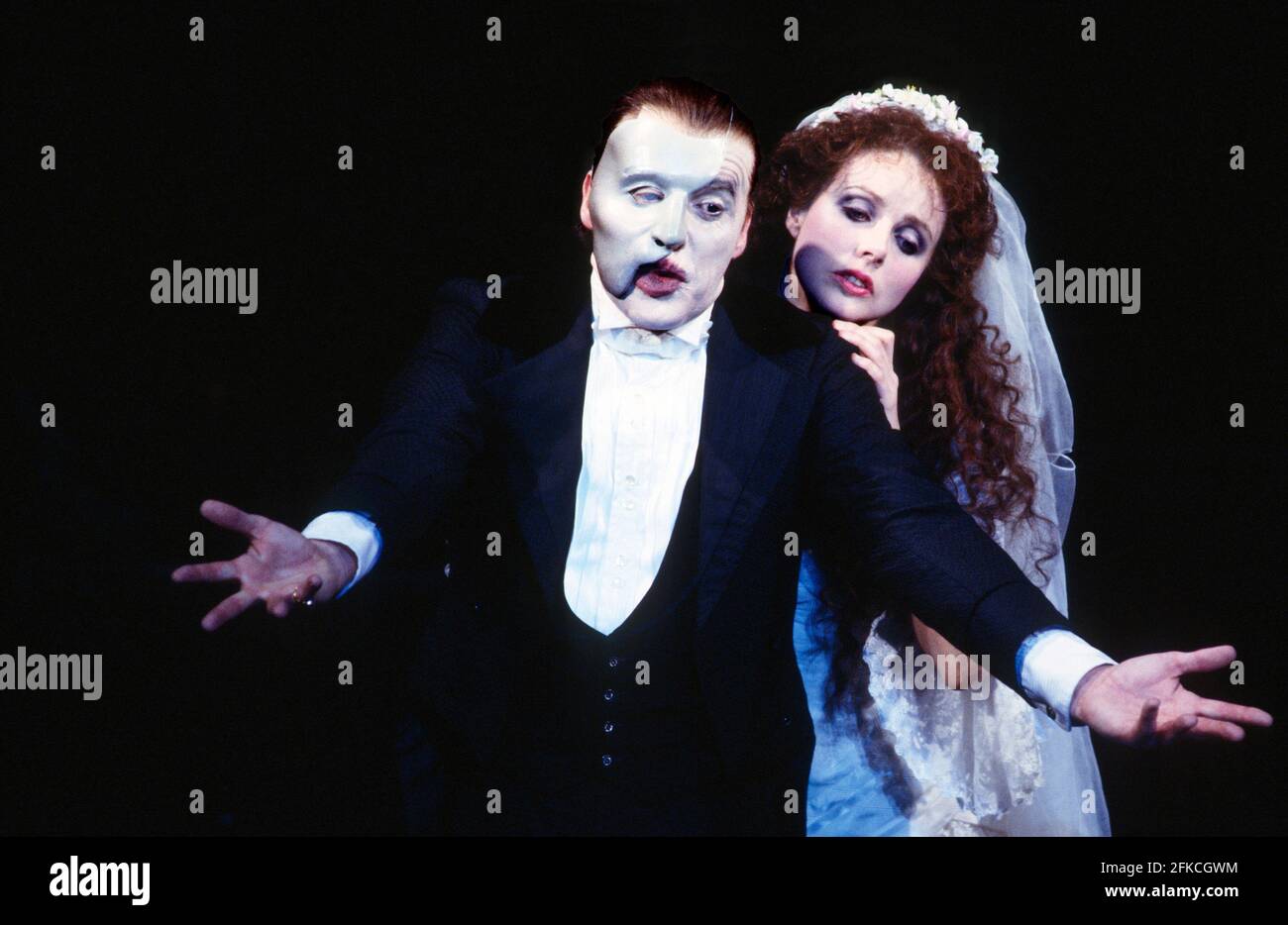 Michael Crawford (The Phantom), Sarah Brightman (Christine Daae) in THE PHANTOM OF THE OPERA at Her Majesty's Theatre, London SW1, 09/10/1986, music: Andrew Lloyd Webber, lyrics: Charles Hart, book: Richard Stilgoe & Andrew Lloyd Webber, design: Maria Bjornson, lighting: Andrew Bridge, musical staging & choreography: Gillian Lynne, director: Harold Prince Stock Photo