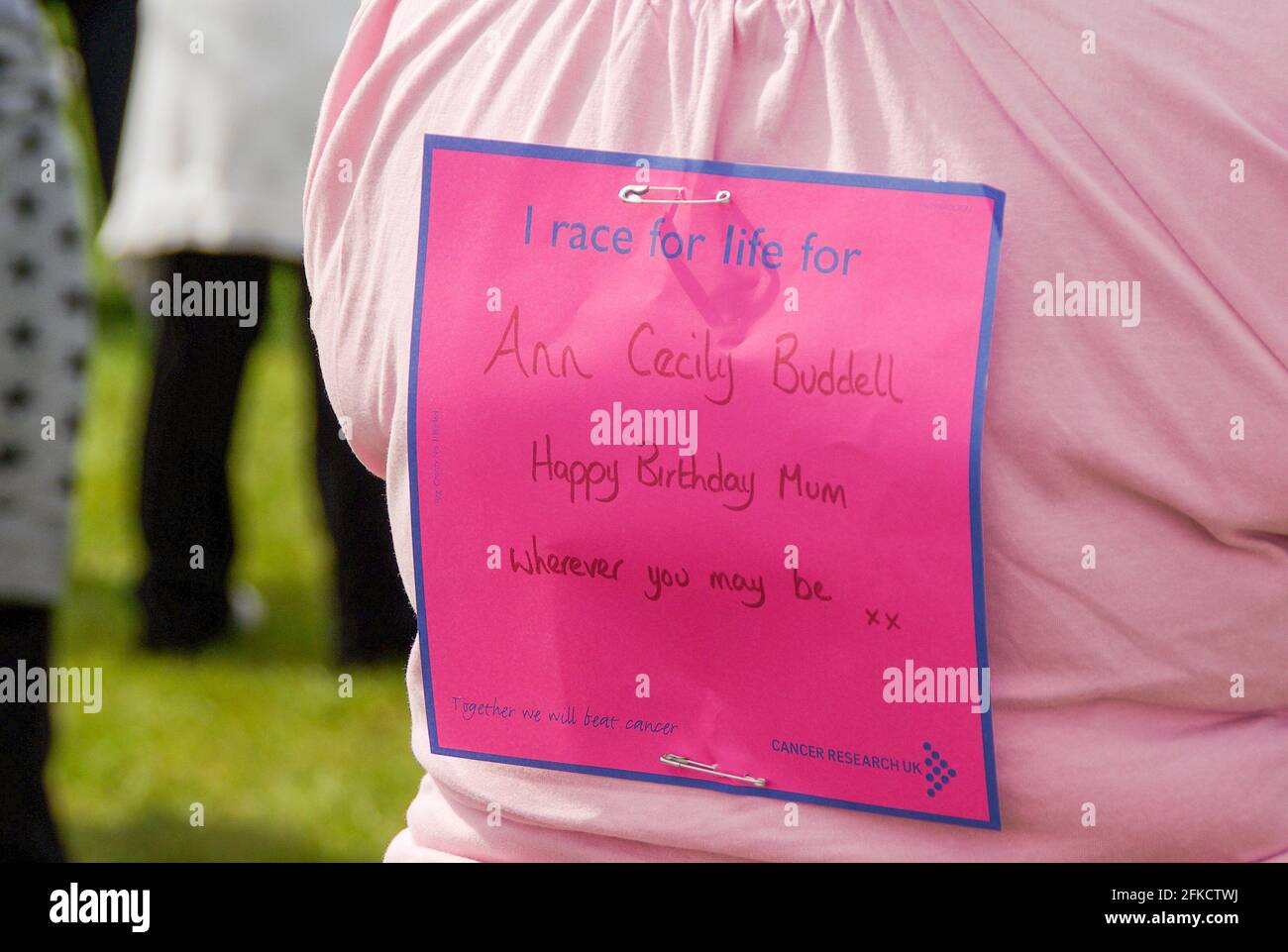 Poignant message to a mum on pink shirt prior start of a Cancer Research Race for Life fun run in Moat Park, Maidstone, Kent, UK. Running for charity Stock Photo