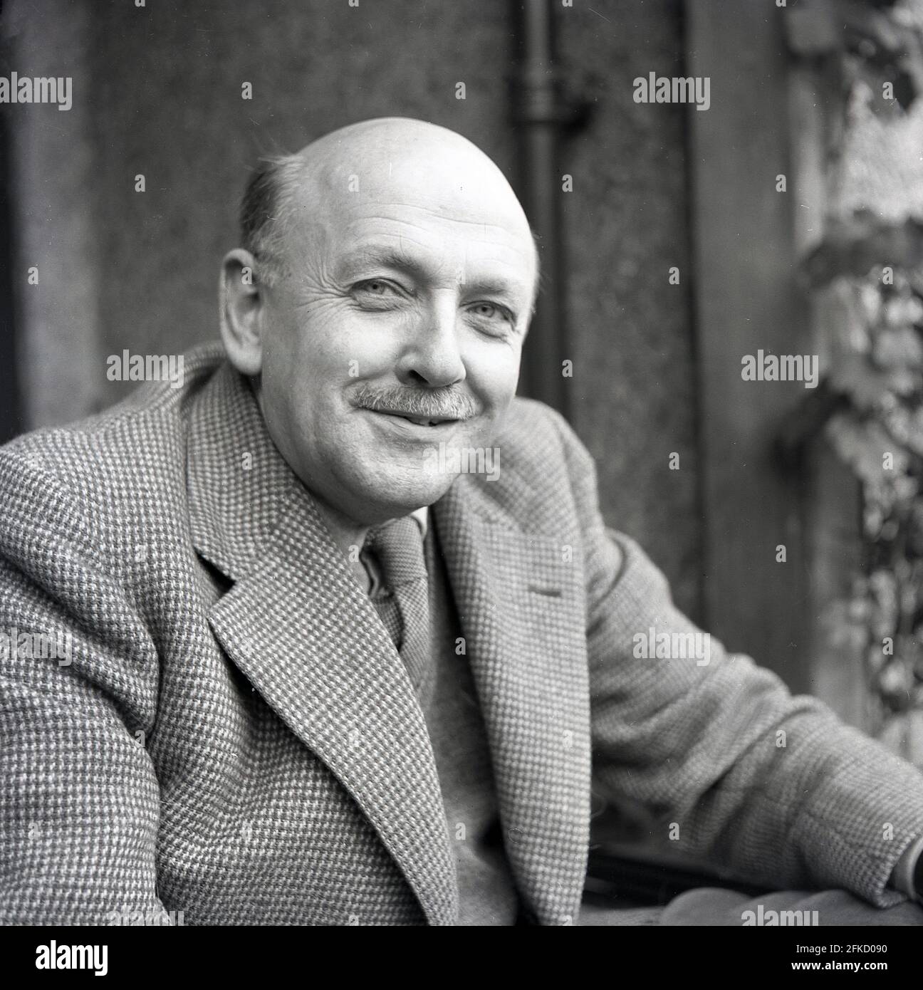 1950s, historical, a portrait by J Allan Cash of Brian Vesey-Fitzgerald, a naturalist and writer of books on nature, country life, birds and dogs. Also an editor of The Field magazine. He was a descendant of the Vesty-Fitzgeralds, a famous Ango-Irish family whose members became MPs in both British and Irish governments. Born in 1905 in Wrexham, Denbighshire, Wales, as Brian Percy Seymour Vesey-Fitzgerald, he is seen here wearing traditonal country clothing of a tweed jacket and tie. He was also an authority on the history of Gypsies in the British Isles, with several books on the subject. Stock Photo