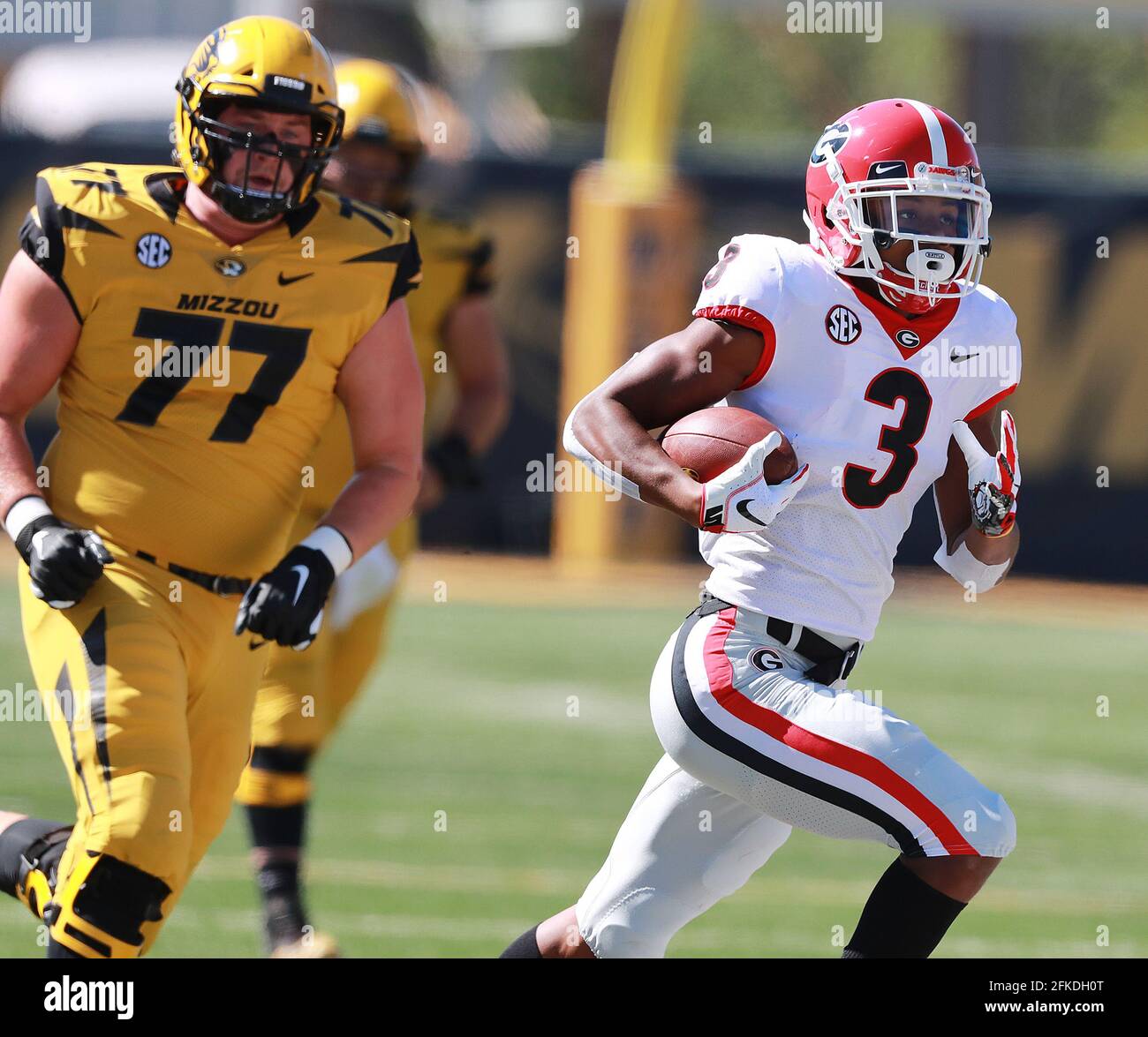 Columbia, USA. 22nd Sep, 2018. Georgia defensive back Tyson Campbell (3) strips the ball and returns it for a touchdown against Missouri on September 22, 2018, at Memorial Stadium in Columbia, Mo. (Photo by Curtis Compton/Atlanta Journal-Constitution/TNS/Sipa USA) Credit: Sipa USA/Alamy Live News Stock Photo