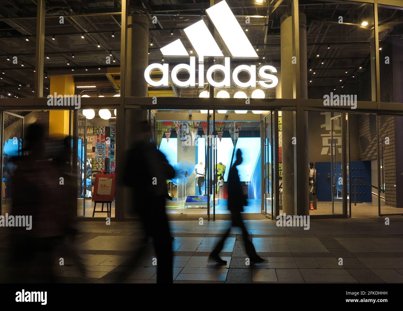 Adidas store front hi-res stock photography and images - Alamy