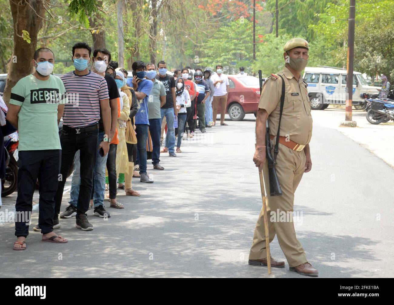 India queue vaccine hi-res stock photography and images - Alamy