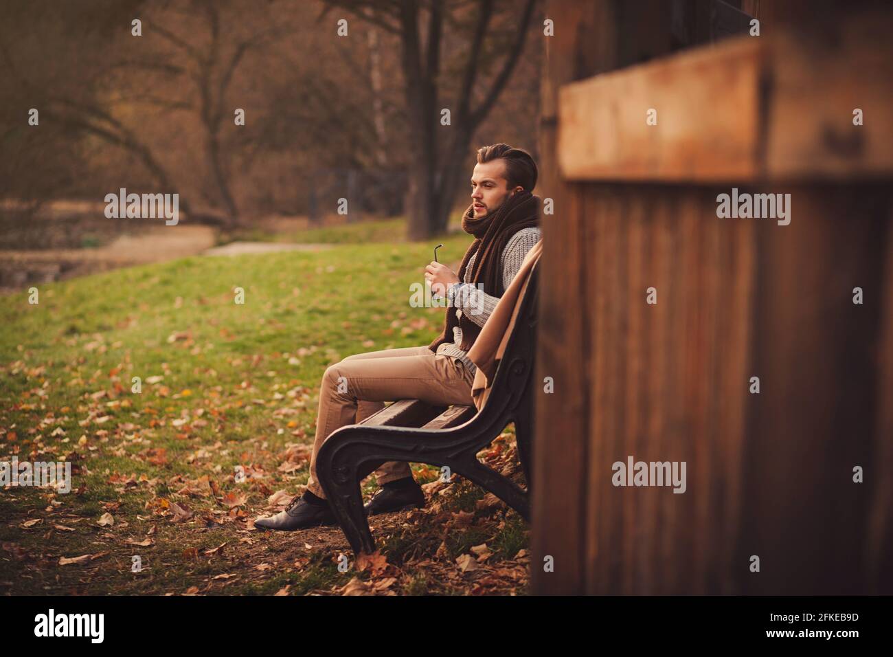 Man sitting alone on a bench hi-res stock photography and images - Alamy