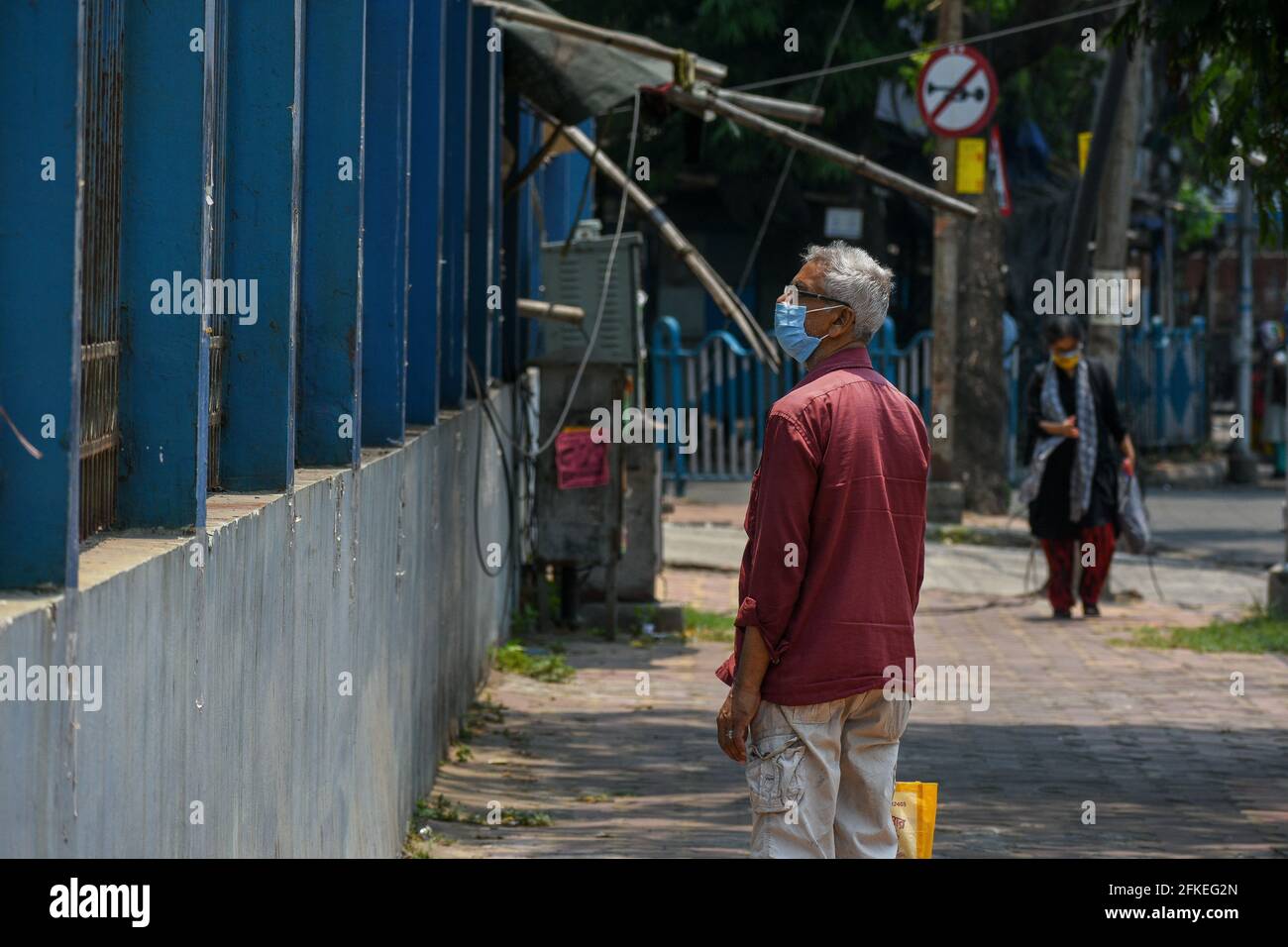 A man wearing mask watches inside a COVID-19 hospital from outside the quarentine zone in Kolkata , India , on 1 May 2021 . Photo by Debarchan Chatterjee/ABACAPRESS.COM Stock Photo