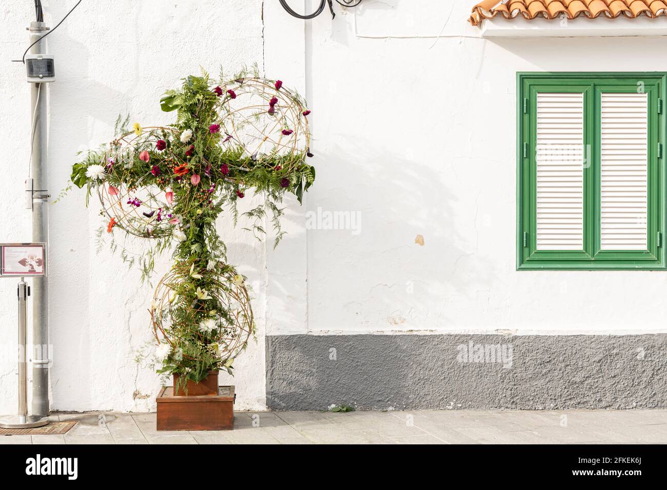 Tamaimo, Tenerife, Canary Islands. 1 May 2021. Crosses decorated with flowers for the annual Day of the Cross celebration in the Plaza del Iglesia in Tamaimo, Santiago del Teide. 'Esta Cruz simboliza el Ciclo de la Vida'. Victor Tabares González. Stock Photo