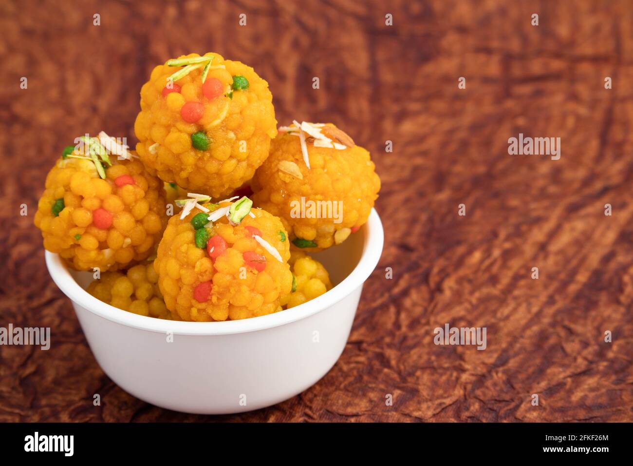 Ladoo De Coco De Alimentos Tradicionais Amarelos Tradicionais Da Índia, Com  Fundo Branco Imagem de Stock - Imagem de vegetariano, tradicional: 159022001