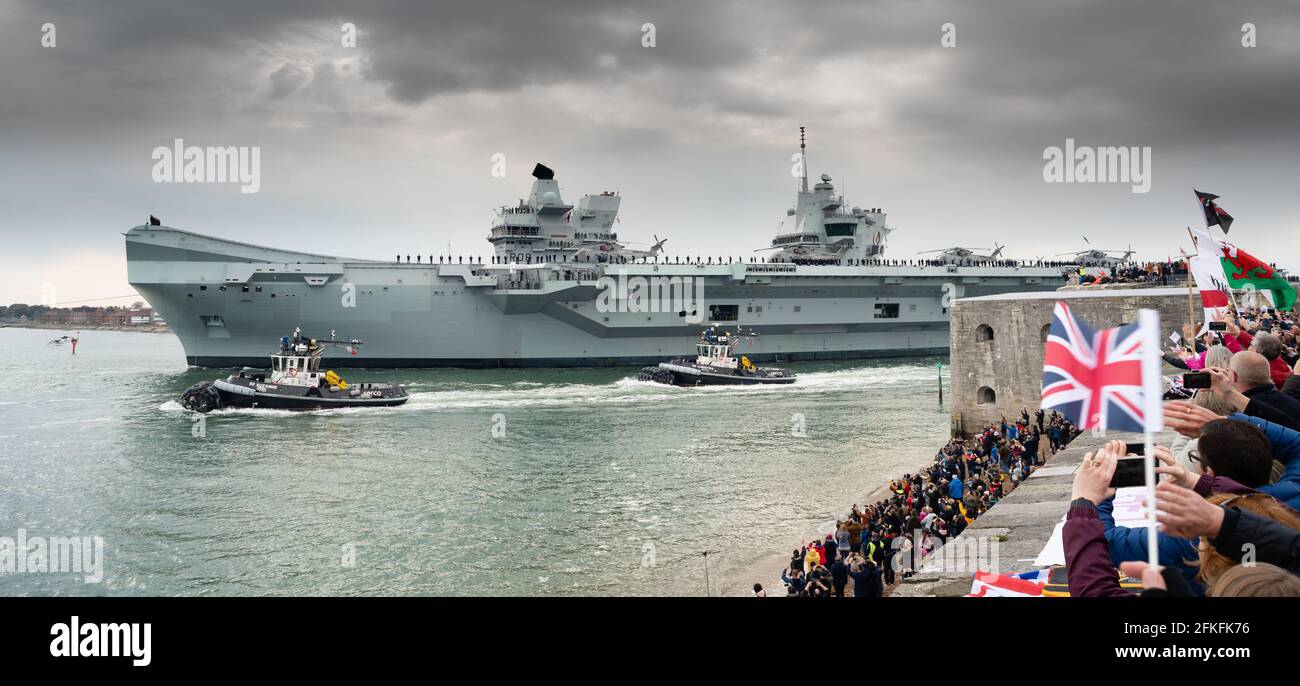 HMS Queen Elizabeth sails from Portsmouth for the Mediterranean and Asia Pacific as part of the UK carrier strike group Stock Photo