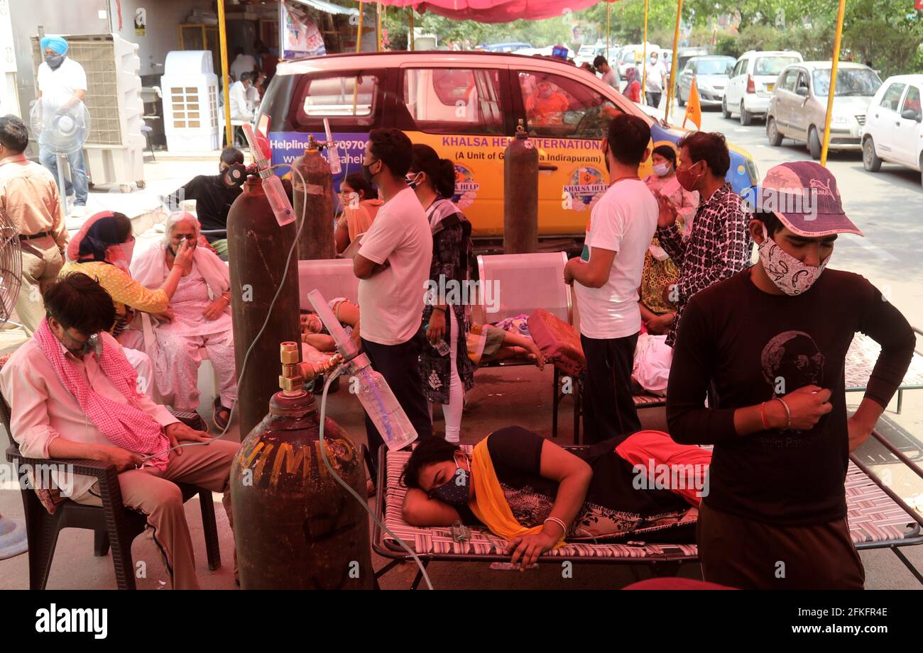 New Delhi, India. 01st May, 2021. Covid-19 patients who are suffering from breathing difficulty breath with the help of oxygen masks outside Gurudwara.India has recorded 401,993 fresh Covid-19 cases in the first time and 3,523 deaths including 870 cases in Maharashtra and 375 in Delhi in the last 24 hours amid an oxygen crisis. India's covid-19 tally has risen to 19,164,969. (Photo by Naveen Sharma/SOPA Images/Sipa USA) Credit: Sipa USA/Alamy Live News Stock Photo