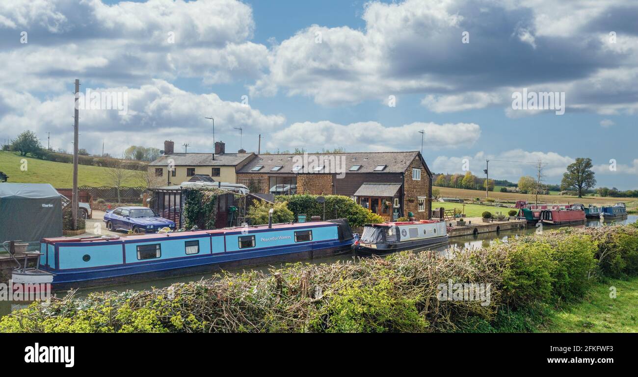 Twyford wharf narrow boats hires stock photography and images Alamy