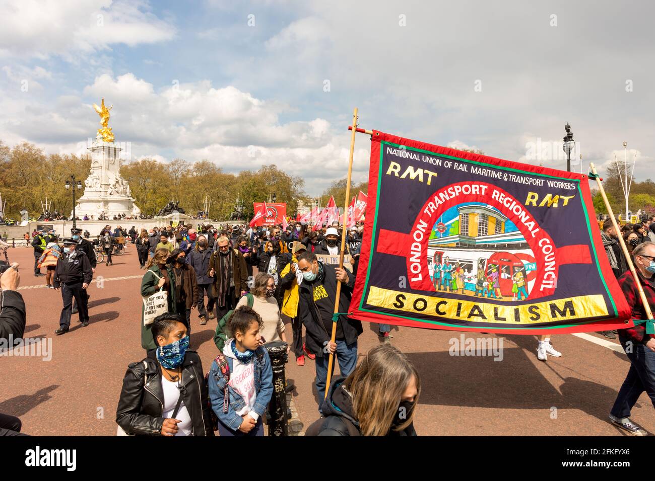 London, UK. 01st May, 2021. London boroughs took part in the 'Kill the Bill' protests, fighting against the Policing and Crime Bill and police powers, outside Buckingham Palace. (Photo by Belinda Jiao/SOPA Images/Sipa USA) Credit: Sipa USA/Alamy Live News Stock Photo