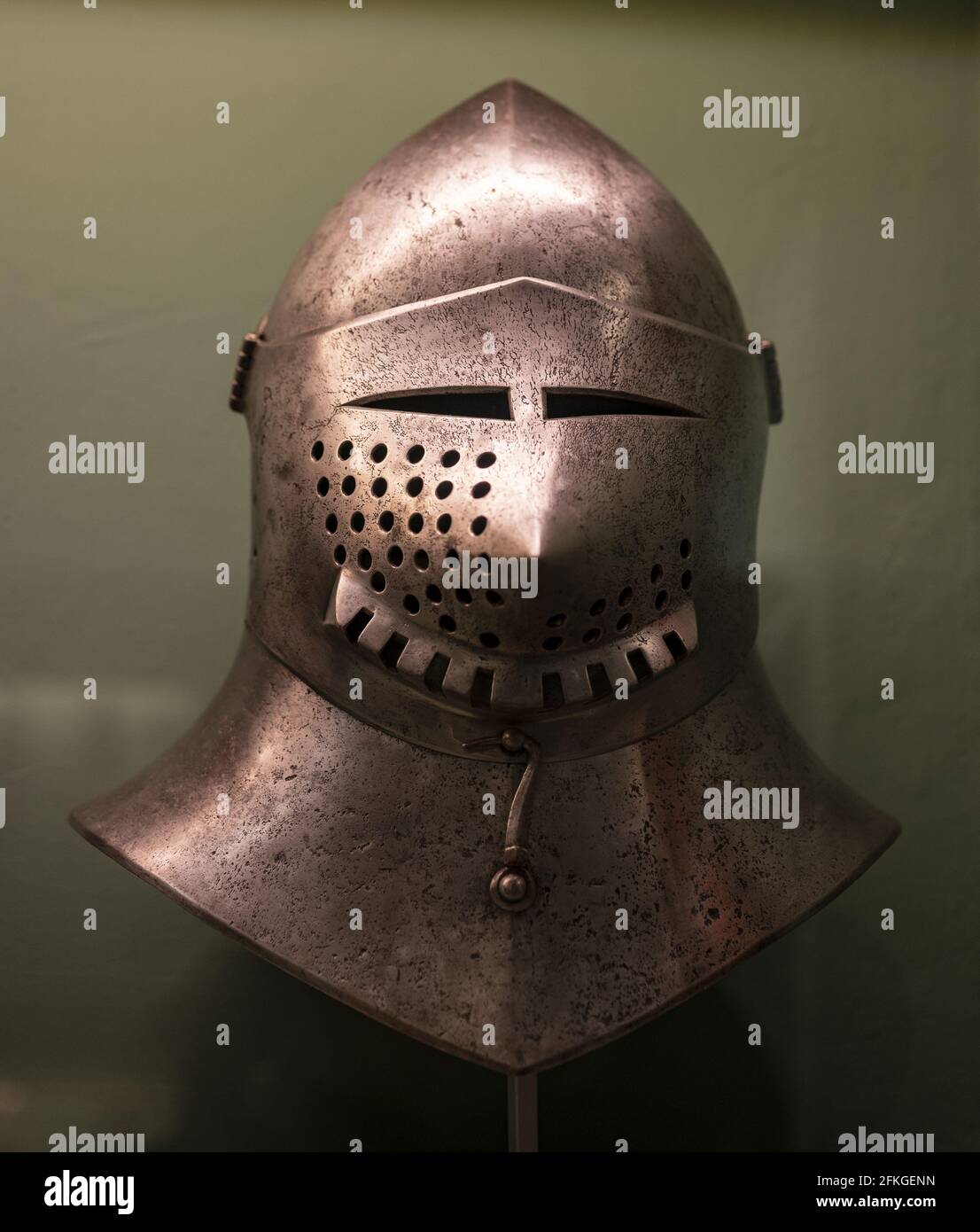 Full-Sized Medieval Armor Closed Helmet Golden Knight Decorative Iron Chrome 