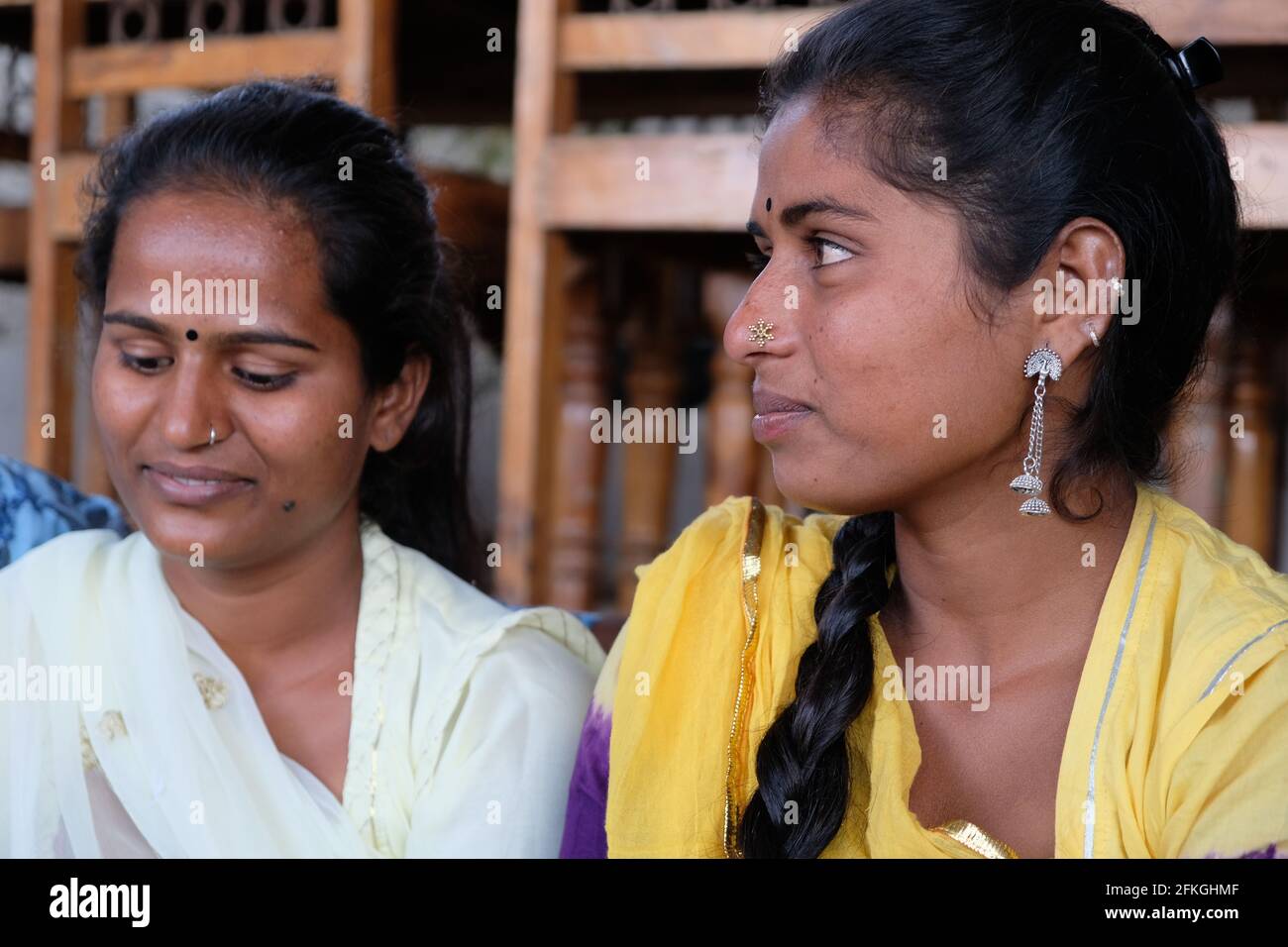 Portrait two young female hi-res stock photography and images - Alamy