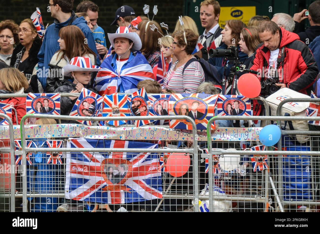 2011 Royal wedding. Large numbers of people crowd into The Mall to catch a glimpse of William and Kate. Visitors waiting. Women and children. Families Stock Photo