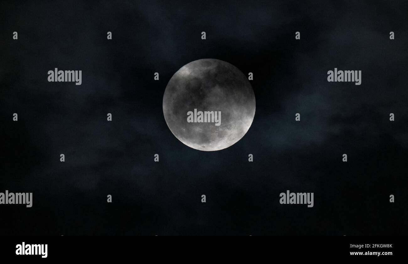 Full moon over dark black sky at night. ve focus Stock Photo - Alamy