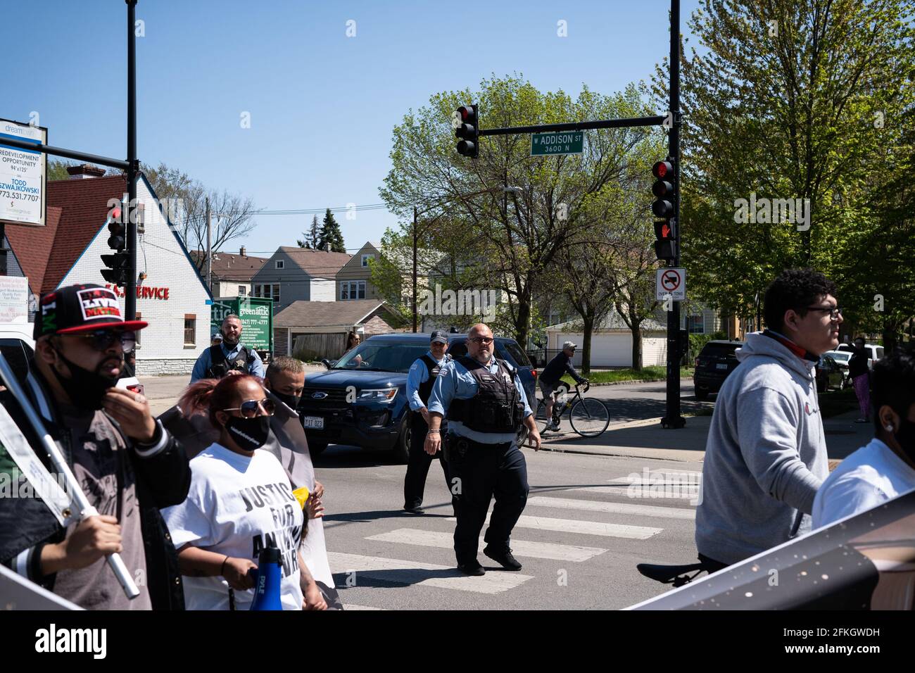 Solano, who has been with the chicago police department since 2015, is under a civilian office of police accountability investigation for fatally shooting anthony alvarez, 22, on march 31. Chicago Police Officer Evan Solano : Usa 01st May 2021 Chicago Police Officers Stand Watch Ahead Of A March For 22 Year Old Anthony Alvarez On May 1 2021 In Chicago Il Chicago Police Body Cam Footage Shows That Anthony