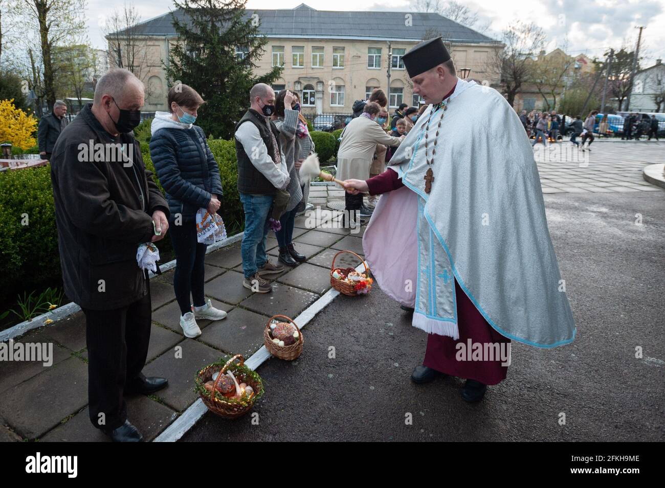 Lviv, Ukraine. 01st May, 2021. A Ukrainian priest blesses believers of an Orthodox Church as they celebrate Easter to mark the resurrection of Jesus Christ from the dead and the foundation of the Christian faith. (Photo by Mykola Tys/SOPA Images/Sipa USA) Credit: Sipa USA/Alamy Live News Stock Photo