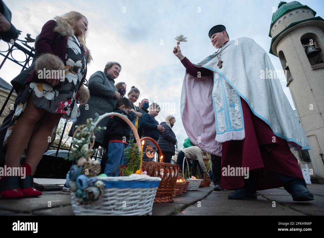 Lviv, Ukraine. 01st May, 2021. A Ukrainian priest blesses believers of an Orthodox Church as they celebrate Easter to mark the resurrection of Jesus Christ from the dead and the foundation of the Christian faith. (Photo by Mykola Tys/SOPA Images/Sipa USA) Credit: Sipa USA/Alamy Live News Stock Photo