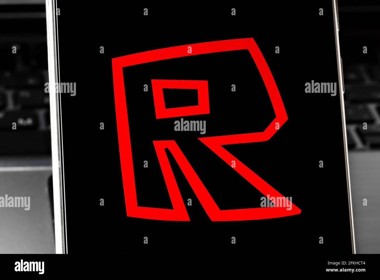 Logotipo Roblox E Aplicativo Em Uma Tela Móvel Em Uma Mão Foto de Stock  Editorial - Imagem de americano, branco: 177165068