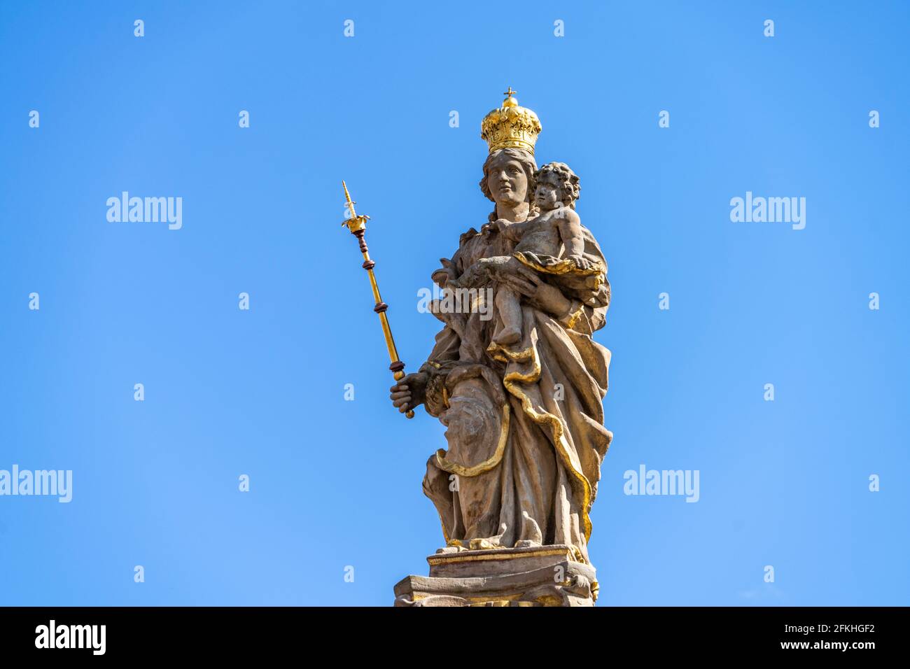 Marienstatue der Mariensäule in Duderstadt, Niedersachsen, Deutschland   |  St. Mary's statue on the column in Duderstadt , Lower Saxony, Germany Stock Photo