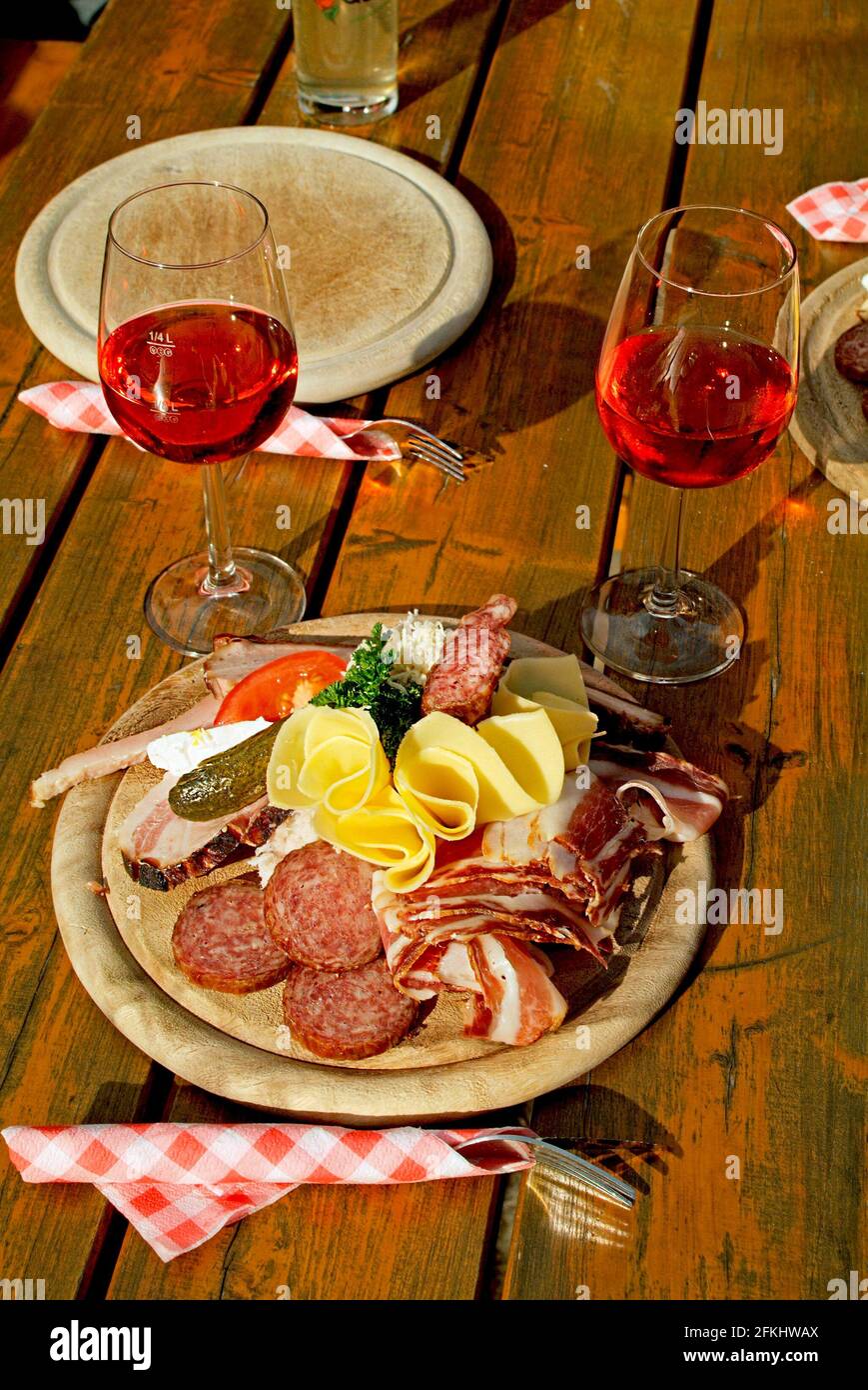 Austria, snack with cheese, ham and sausage named Brettljause, and traditional rose wine named Schilcher Stock Photo
