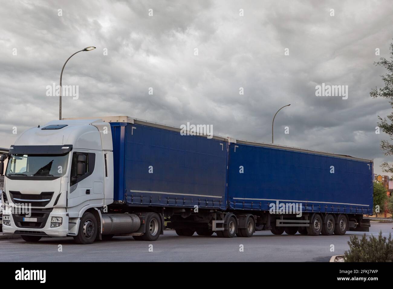 Mega truck or duo trailer, a set of a truck with two semitrailers