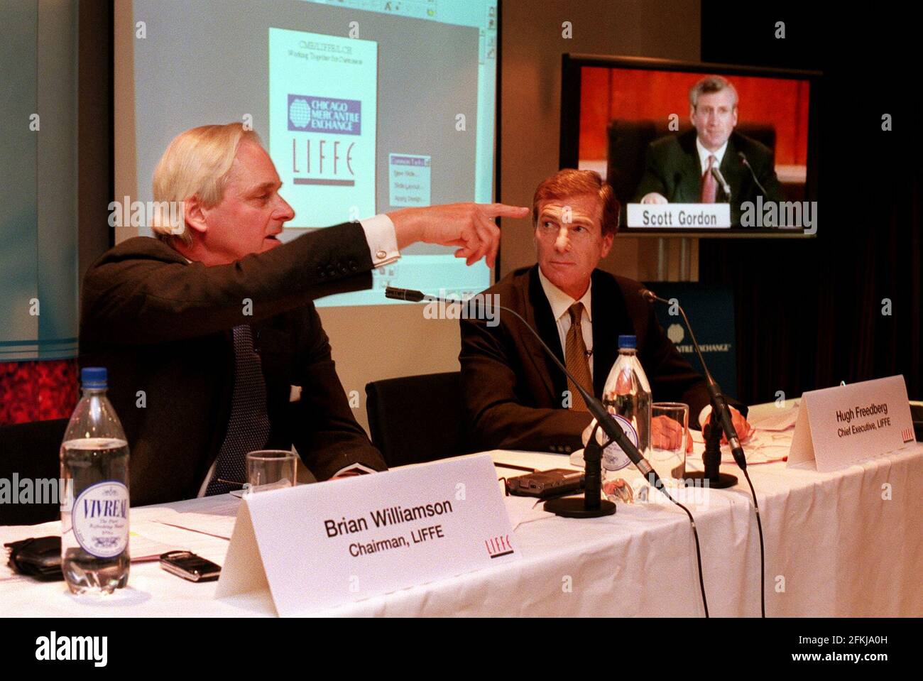BRIAN WILLIAMSON CHAIRMAN OF LIFFE. HUGH FREEBERG CHIEF EXECUTIVE OF LIFFE, IN VIDIO CONFERENCE WITH THEIR NEWLY MERGED PARTNERS IN CHICAGO, ON SCREEN SCOTT GORDON Stock Photo