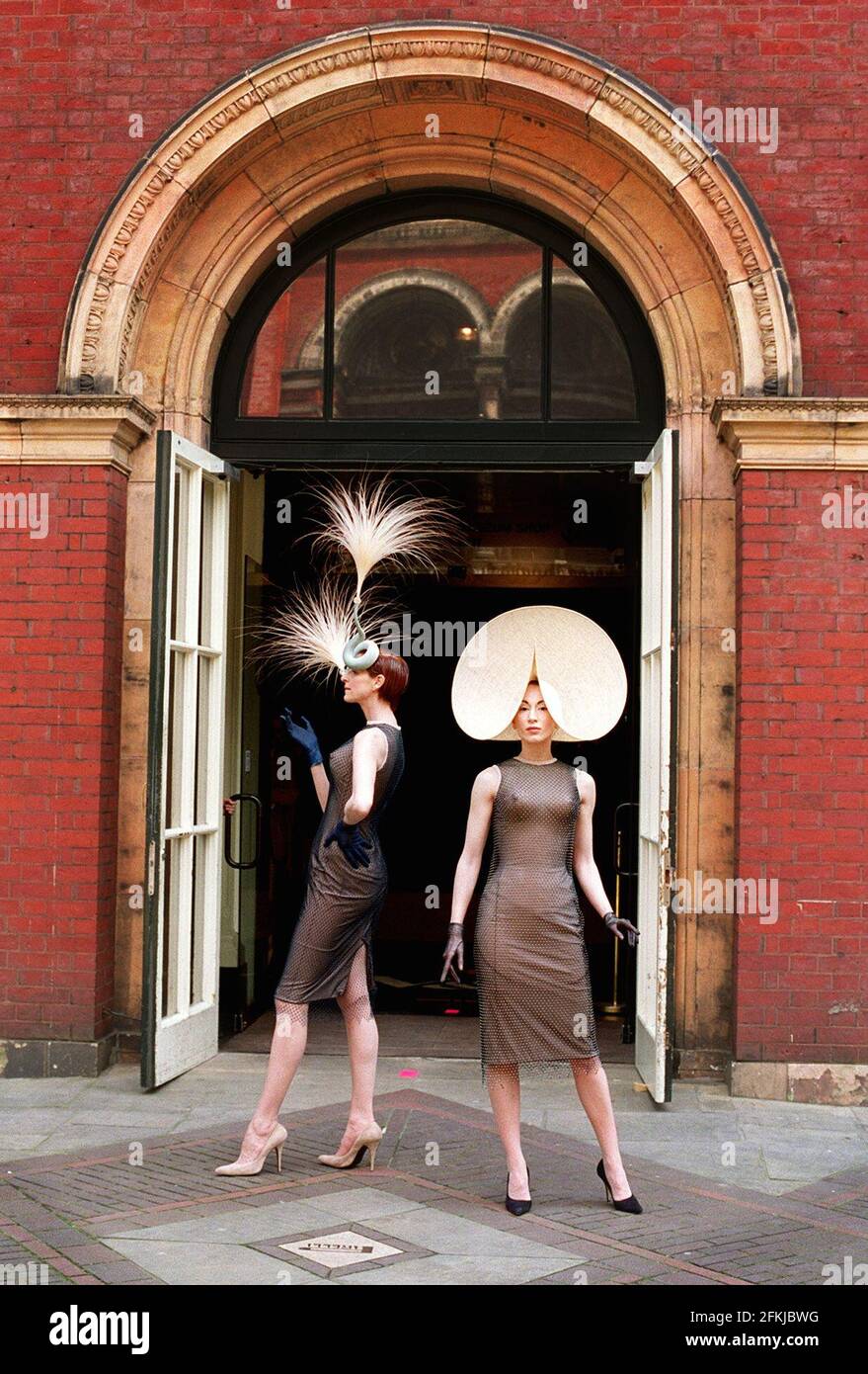 ALLA SAMARINA MAY 1999 WEARS A COPPER HELTER SKELTA HAT BY PHILIP TRACEY(R) AND MICHELLE PARADISE WEARS A PALE BLUE AND CREAM FEATHER EXPLOSION FOR 'FASHION IN MOTION' AT THE V & A, IN FRONT OF THE THREE GRACES. IT IS ALSO THE 100 ANNIVERSARY OF THE MUSEUM. PHOTOGRAPH BY MARK CHILVERS. 19/5/1999 Stock Photo