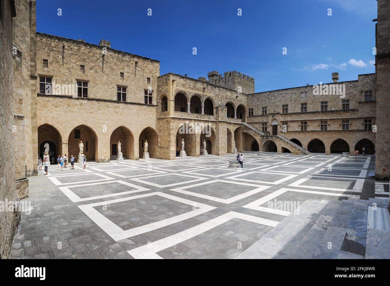 Medieval stone courtyard grand hi-res stock photography and images - Alamy