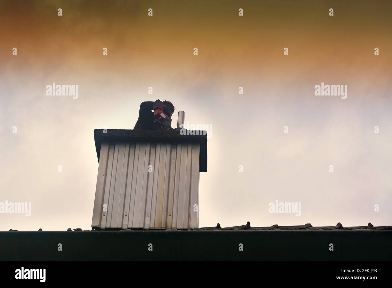 Chimney is renovated and renovated by inserting a plastic pipe or stainless steel pipe in the