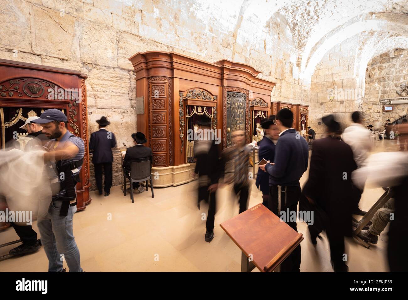 26-04-2021. jerusalem-israel. Long exposure in the synagogue in a cave at the Western Wall, at night Stock Photo