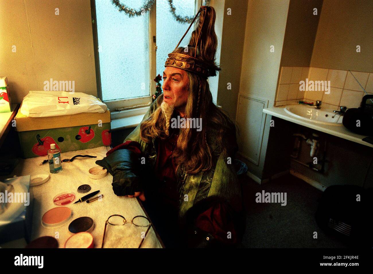 Theatre Plays The Hobbit December 2000 Actor JAMES EARL ADAIR who plays Gandalf in the theatre production of JRR Tolkien's The Hobbit, relaxes during rehearsals today at the Queens Theatre, London, before tonights opening show. 12 December 2000 photo Andy Paradise Stock Photo