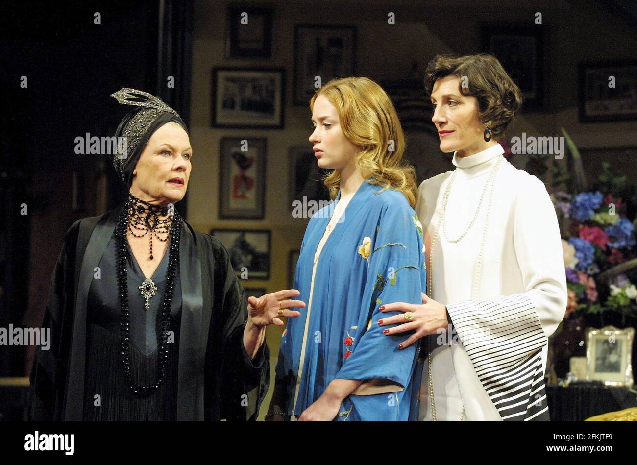 l-r: Judi Dench (Fanny Cavendish), Emily Blunt (Gwen Cavendish), Harriet Walter (Julie Cavendish) in THE ROYAL FAMILY by George S. Kaufman & Edna Ferber at the Theatre Royal Haymarket, London SW1  01/11/2001 design: Anthony Ward  lighting: Jon Buswell  director: Peter Hall Stock Photo