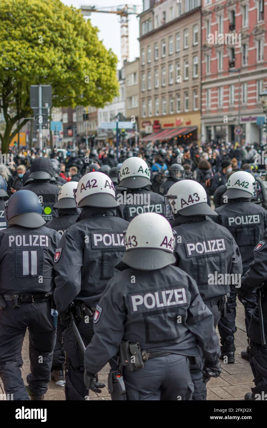Hamburg, Germany - May 1, 2021: German riot police on the side of a  demonstration with helmets on during. Protesters in the background on May  Day Stock Photo - Alamy