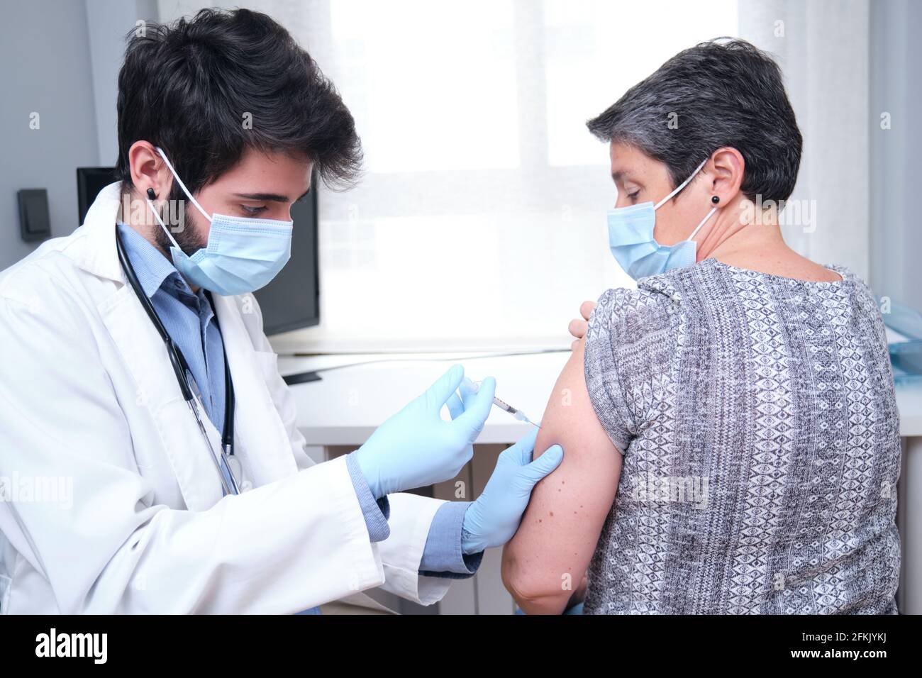 Doctor patient inject woman hi-res stock photography and images - Alamy