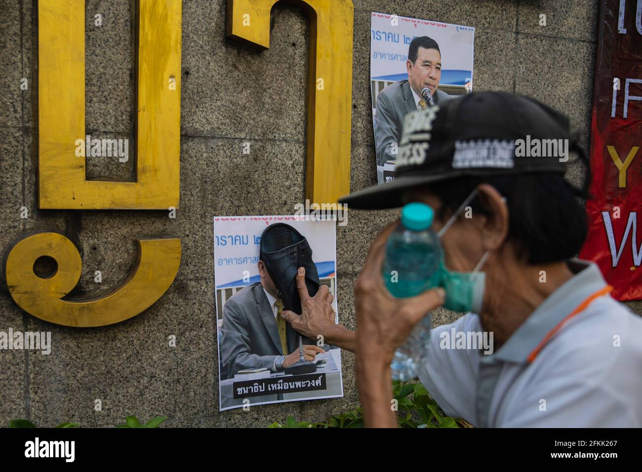 Bangkok, Thailand. 02nd May, 2021. Protester slaps sandal on Chanatip Muanpawong, the presiding judge who made the denial orders during the demonstration.The pro-democracy protesters led by “REDEM” group gather at the Victory Monument before going by vehicle to the Criminal Court of Thailand to demand the release of detained pro-democracy activists who were detained by the lese majeste law (article 112 of the Thai criminal code). (Photo by Varuth Pongsapipatt/SOPA Images/Sipa USA) Credit: Sipa USA/Alamy Live News Stock Photo