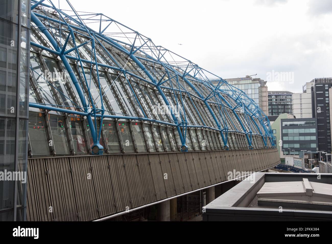 The curved glass roof of Nicholas Grimshaw's International Terminal, Waterloo Station, York Road, London, SE1, UK Stock Photo