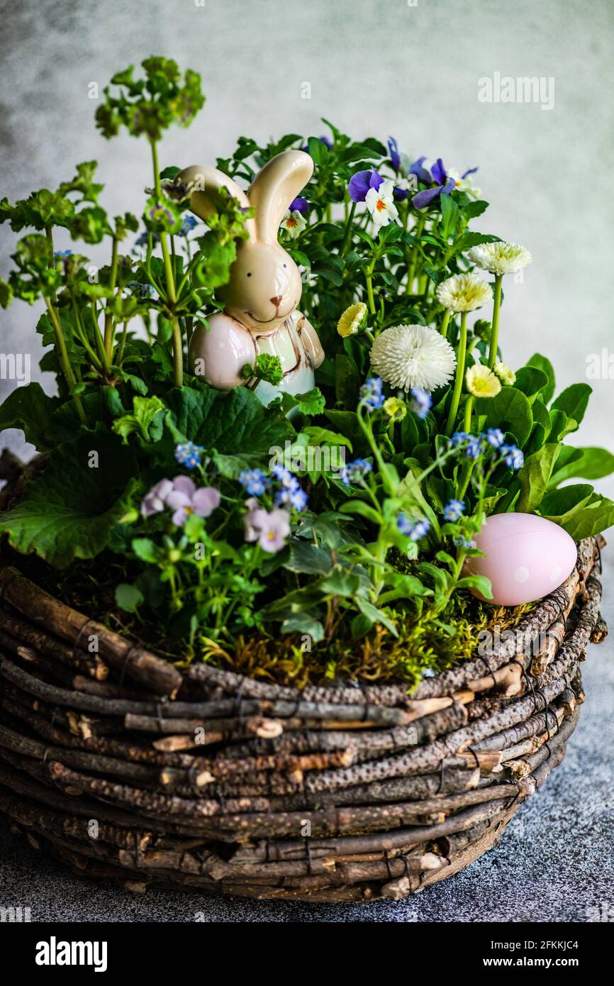 Easter floral composition with spring flowers and colored eggs Stock ...