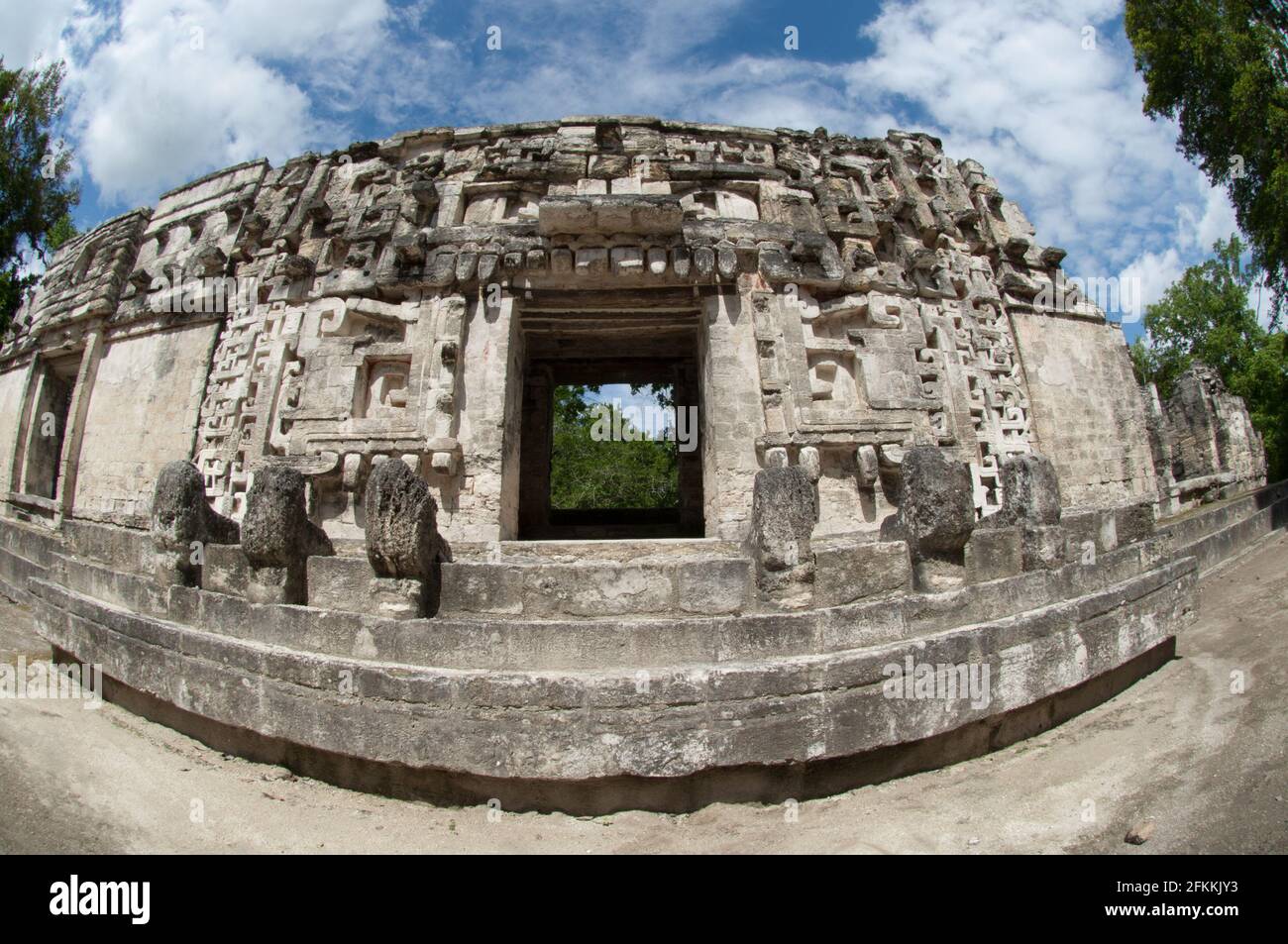 La zona arqueologica de Chicana se localiza a 6kms de la zona de Becan de la que fue contemporanea junto con Xpuhil Rio Bec Hormiguero Payan y Channa Stock Photo