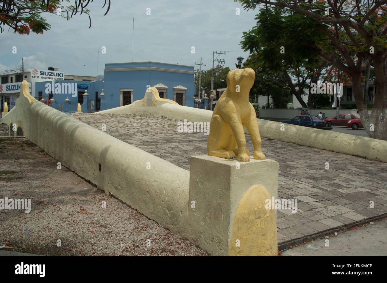 El llamado puente de las Mercedes o de los Perros se extiende por encima del canal de desagüe del barrio de Santa Ana en Campeche. Ciera uno de los ex Stock Photo