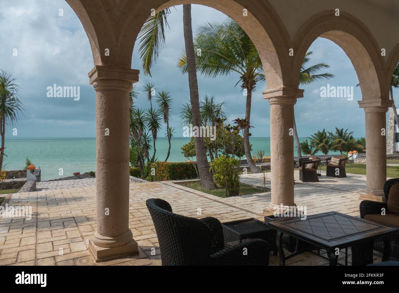 El Hotel Tucán Siho-Playa en Champotón se construyó en lo que fue una de las haciendas henequeneras de Campeche, localizada junto al mar. Stock Photo