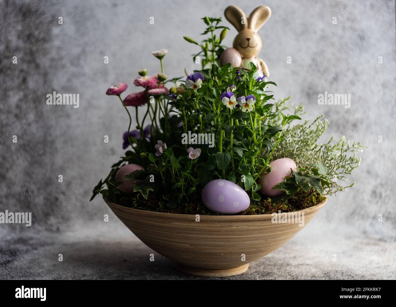 Easter floral composition with spring flowers and colored eggs Stock ...
