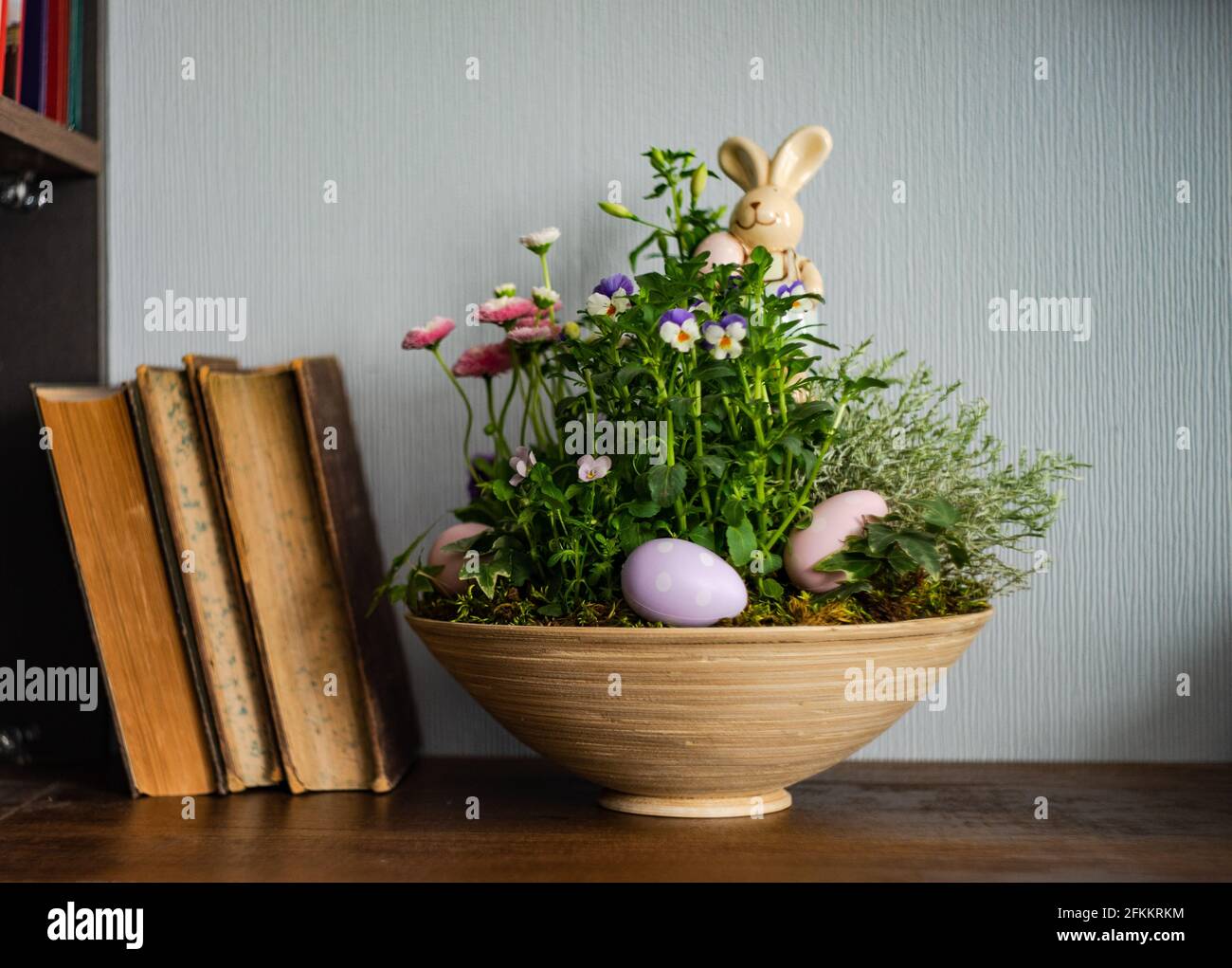 Easter floral composition with spring flowers and colored eggs Stock ...