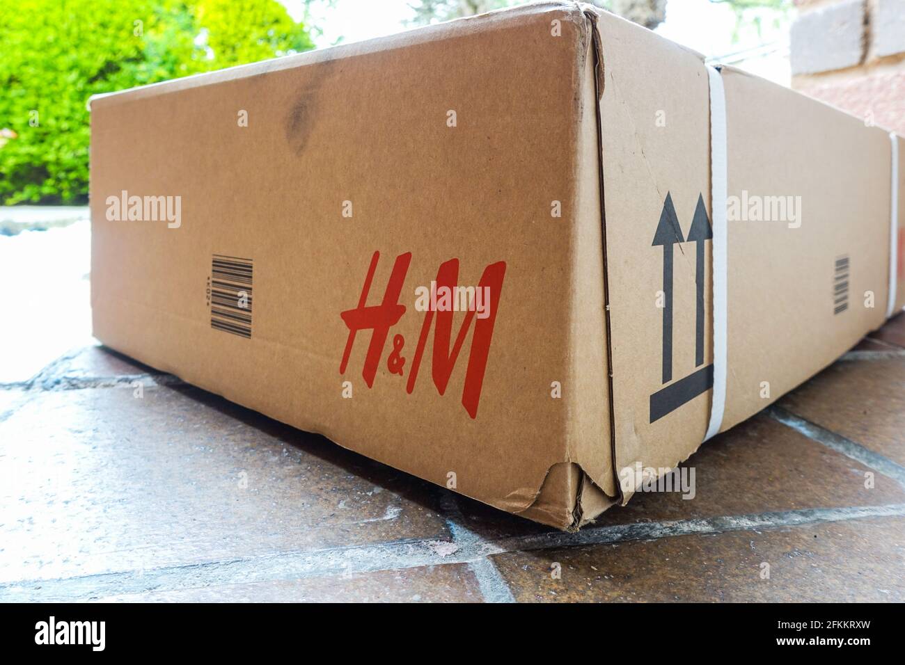 H&M fashion retailer parcel delivery in recyclable cardboard box Stock Photo