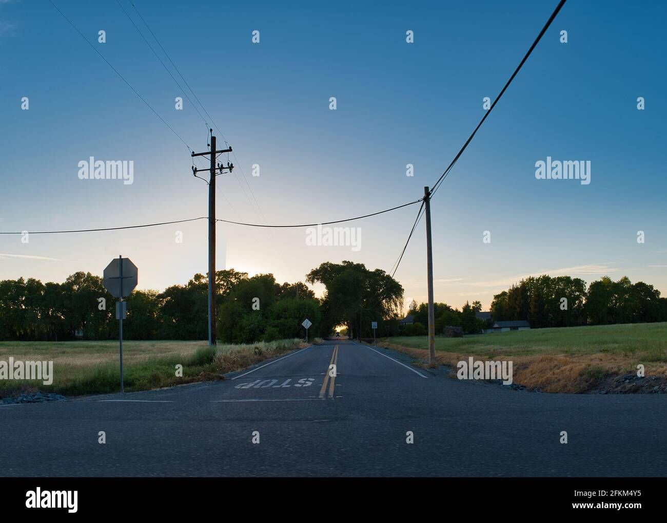 Empty road sunrise hi-res stock photography and images - Alamy