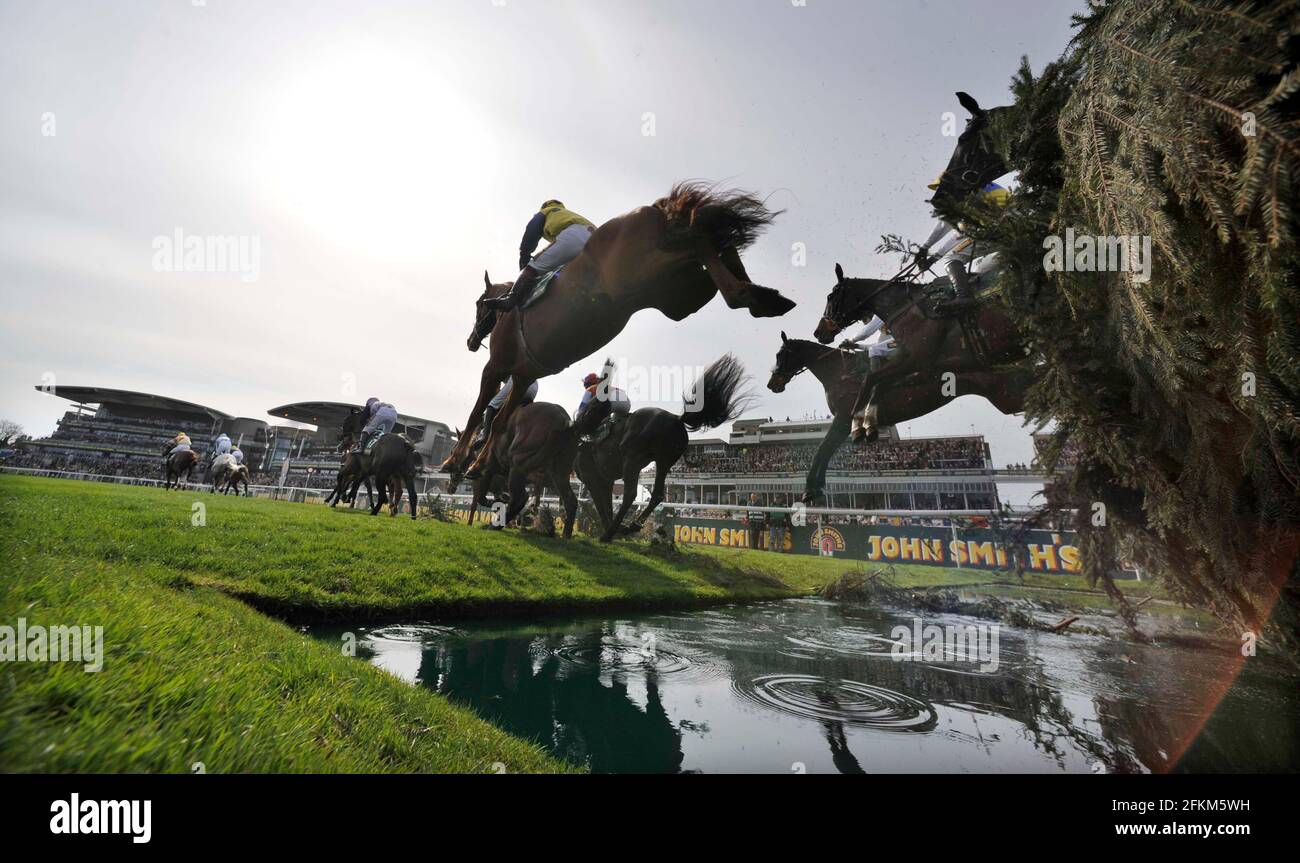 RACING AT AINTREE. 8/4/2010. THE FOX HUNTERS CHASE AT THE WATER. PICTURE DAVID ASHDOWN Stock Photo