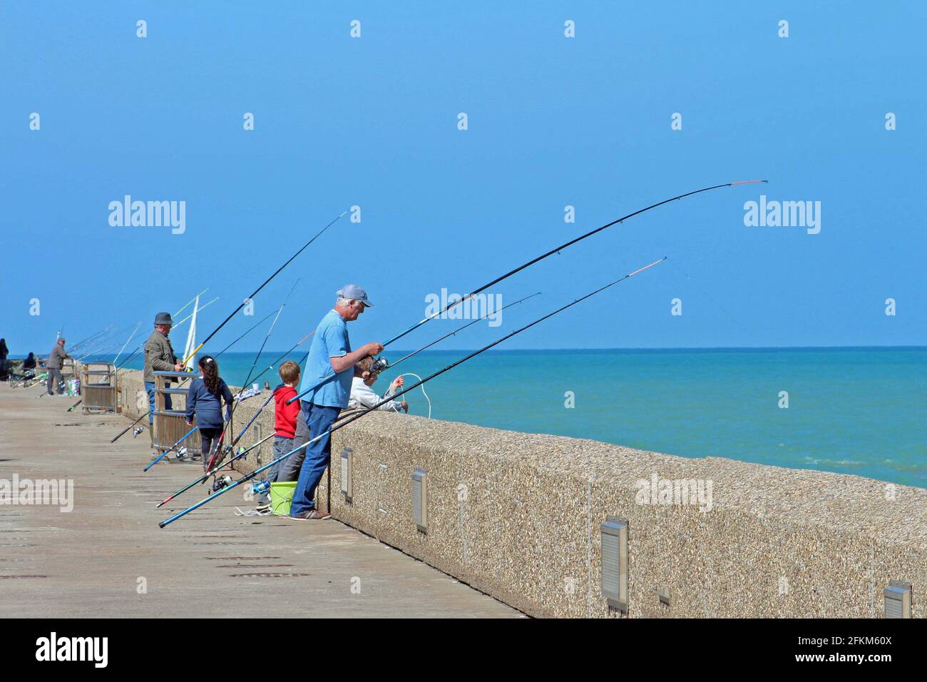 France, pêcheurs sur la jetée, ville et port de Dieppe Stock Photo