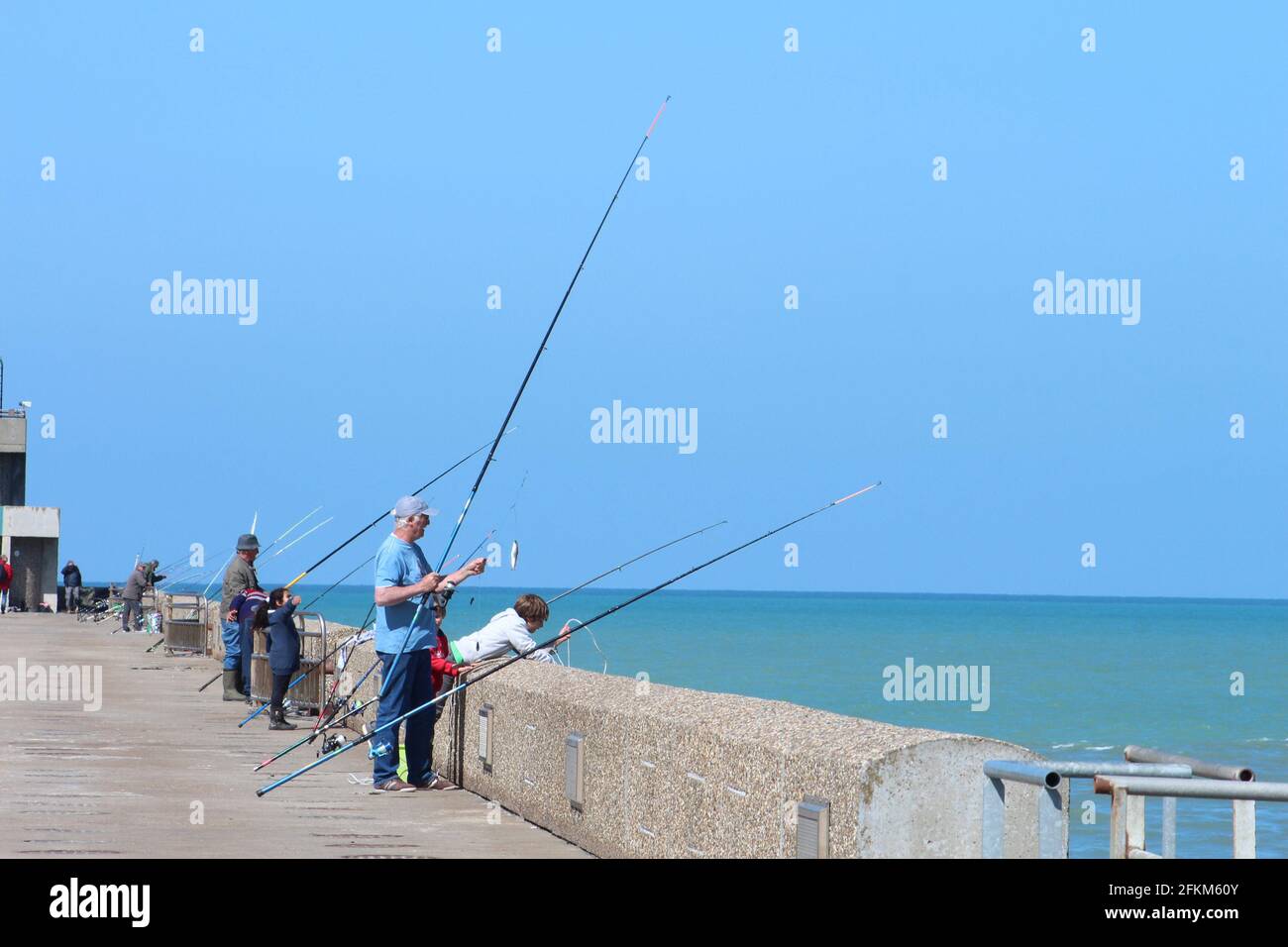 France, pêcheurs sur la jetée, ville et port de Dieppe Stock Photo